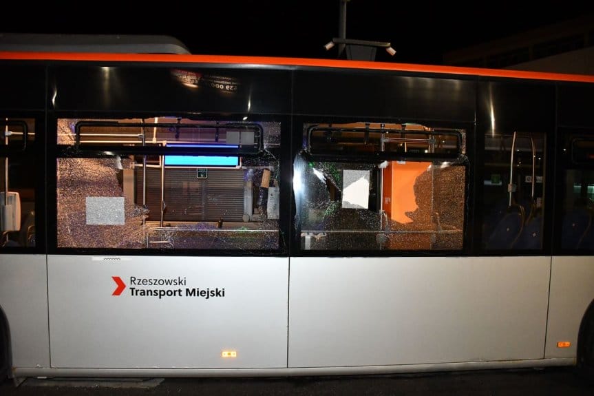 Policjanci zatrzymali 39-latka, który zdemolował autobus