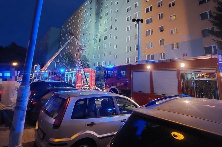 Policjanci pracowali na miejscu pożaru mieszkania na ul. Popiełuszki