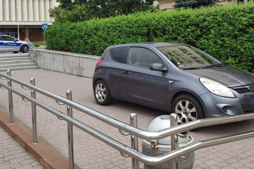 Zjechał na parking - schodami