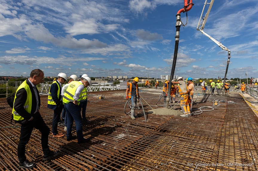 Budowa Wisłokostrady w Rzeszowie. 80 godzin lania betonu na estakadzie [ZDJĘCIA]