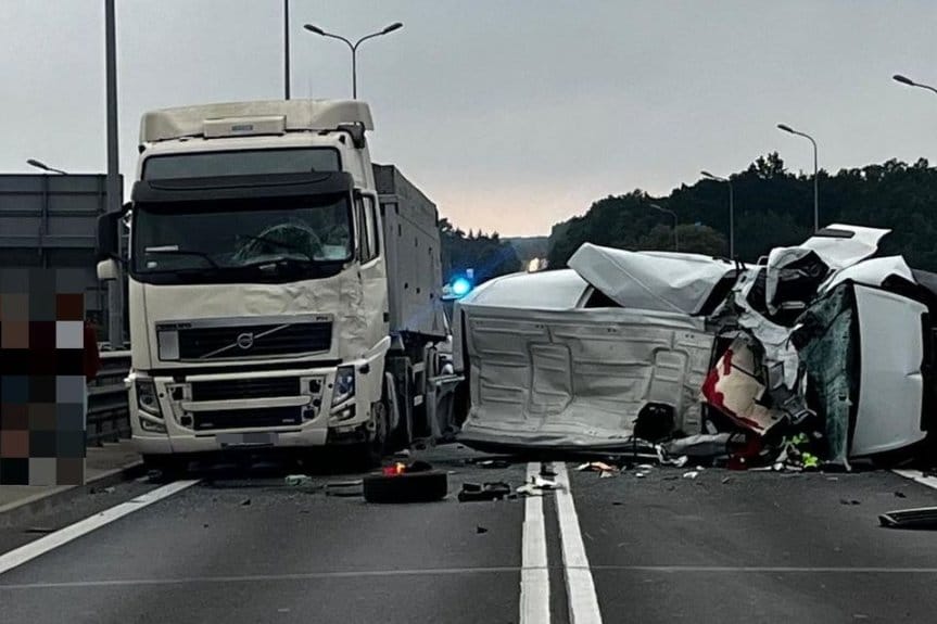 Zderzenie czterech pojazdów w Głogowie Małopolskim - trzy osoby trafiły do szpitala