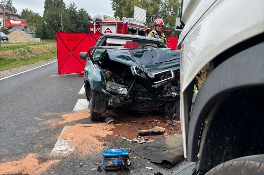 Wypadek drogowy z udziałem samochodu ciężarowego i osobówki