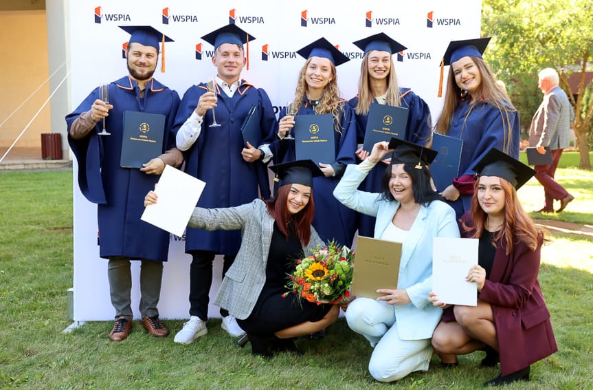 Pierwsi absolwenci kryminologii w WSPiA odebrali dyplomy ukończenia studiów [ZDJĘCIA]