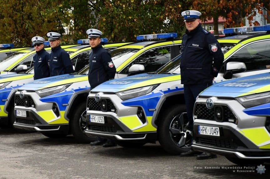 16 nowych radiowozów Toyota RAV4 na drogach garnizonu podkarpackiego