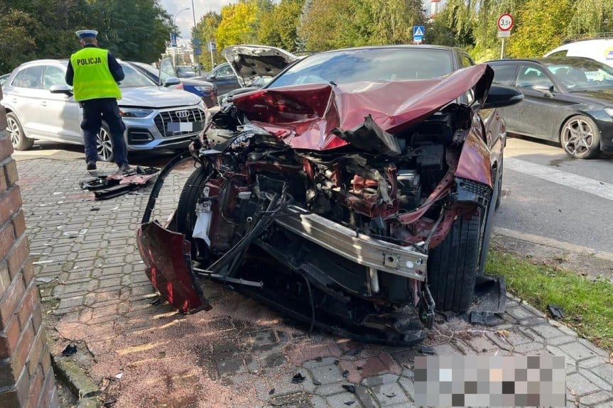 Nieustąpienie pierwszeństwa przejazdu przyczyną zderzenia trzech pojazdów na ul. Paderewskiego