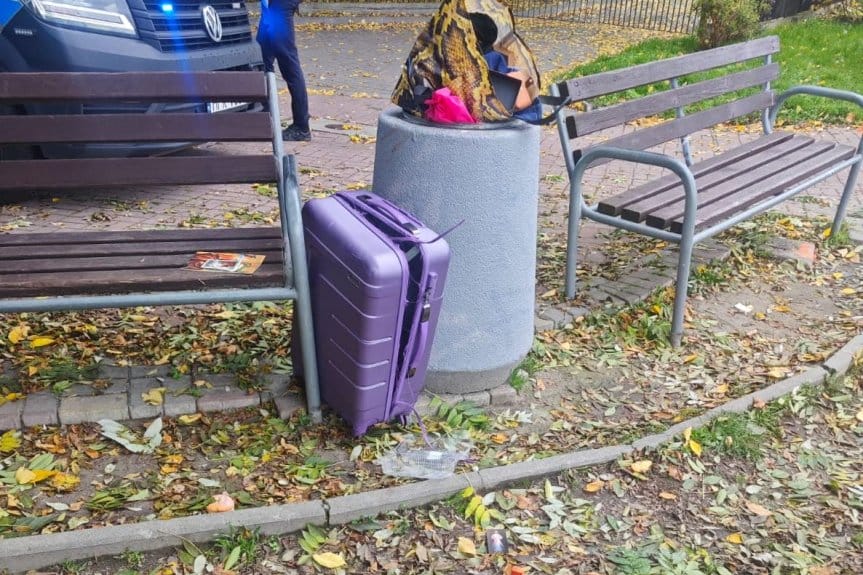 Policjanci odzyskali skradzioną walizkę, złodzieje usłyszeli zarzuty, a pokrzywdzona zdążyła na samolot