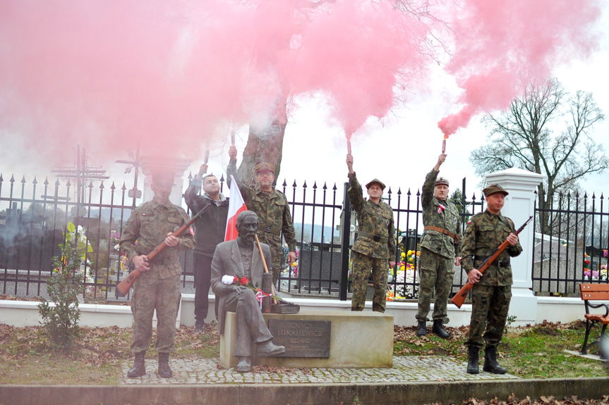 Biało-czerwone światła i salwa na cześć Niepodległej