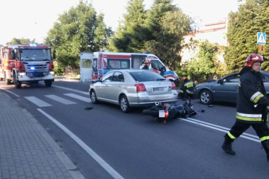 Motocyklista najechał na samochód