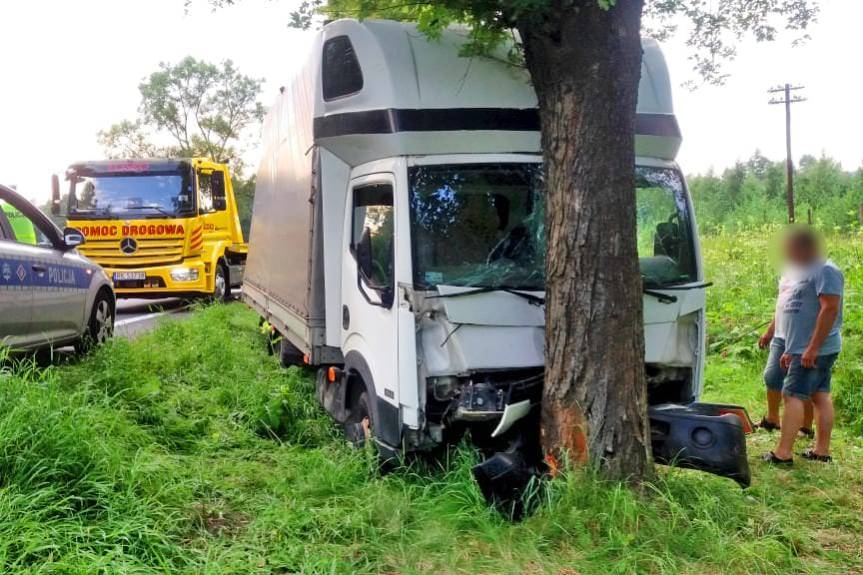 Zasłabł za kierownicą, uderzył w drzewo