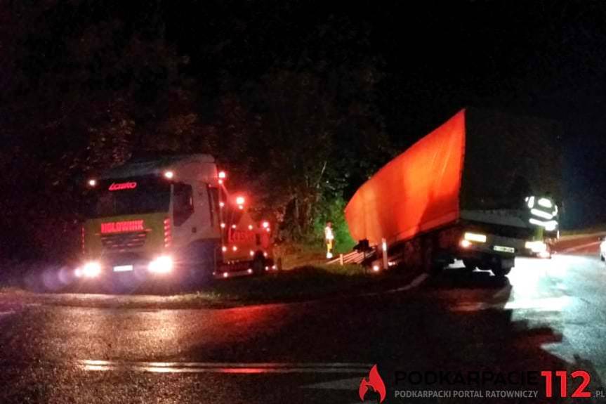 Tir ze stalą w rowie