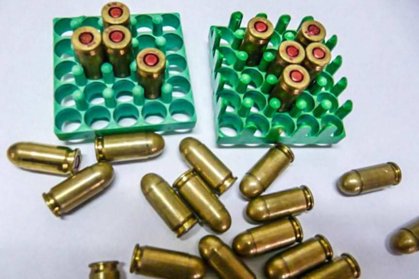 W samochodzie broń, a samochód w rowie