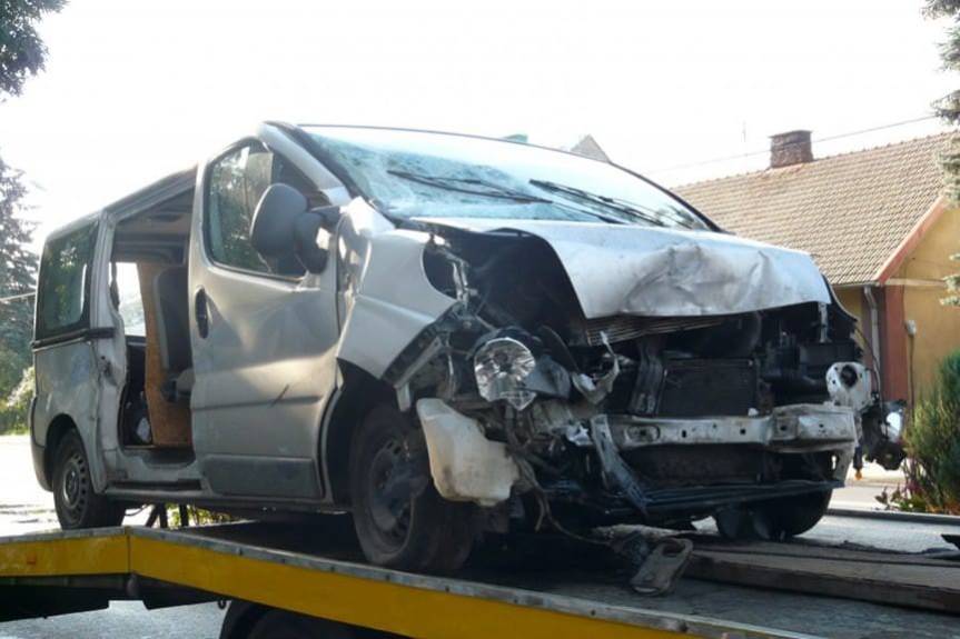 Poważny wypadek busa. 4 osoby ranne.