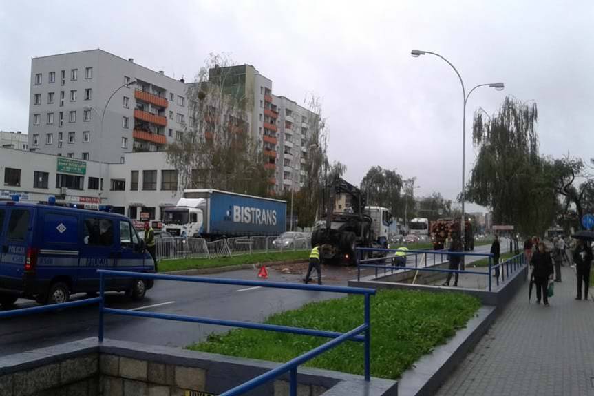 Drewno zablokowało centrum miasta