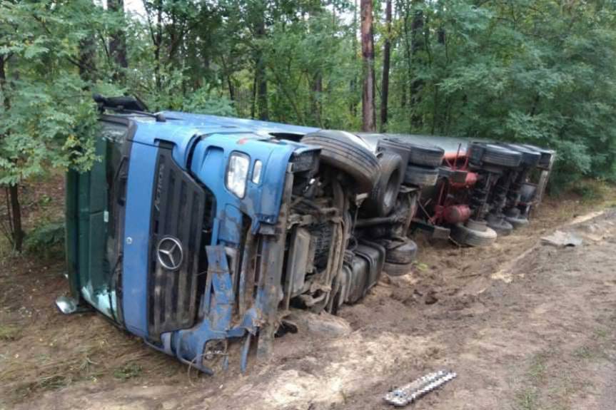 Stracił panowanie i wjechał ciężarówką do rowu