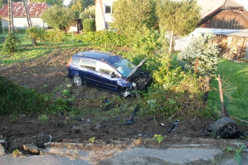 Pijacka rajd skradzionym samochodem zakończony na dachu