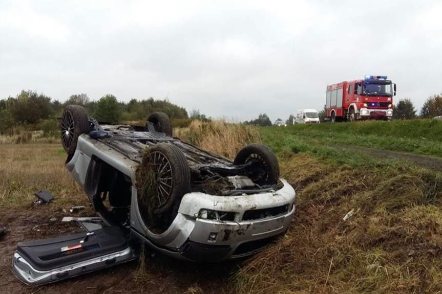 Dachowanie samochodu w Trzciania