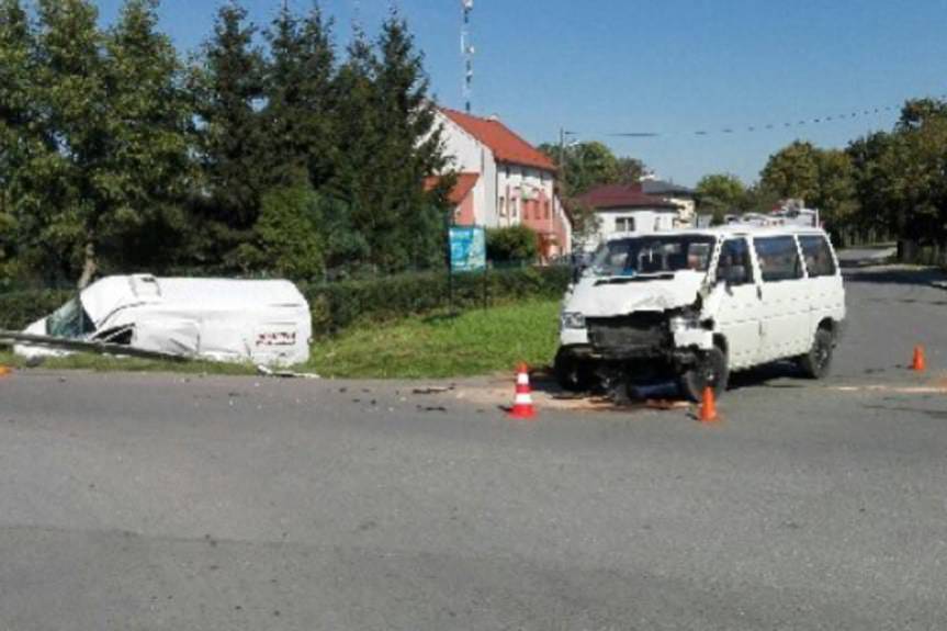 Zderzenie dwóch samochodów w Czeluśnicy