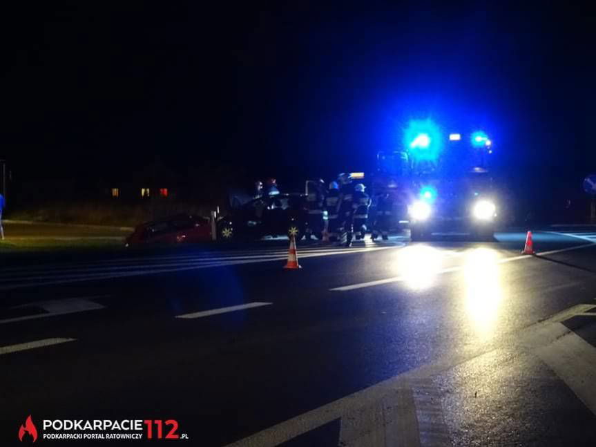 Niebezpieczny wypadek. Dwie osoby ranne