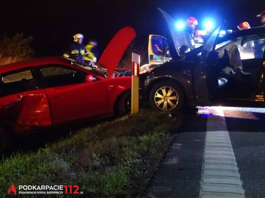 Niebezpieczny wypadek. Dwie osoby ranne