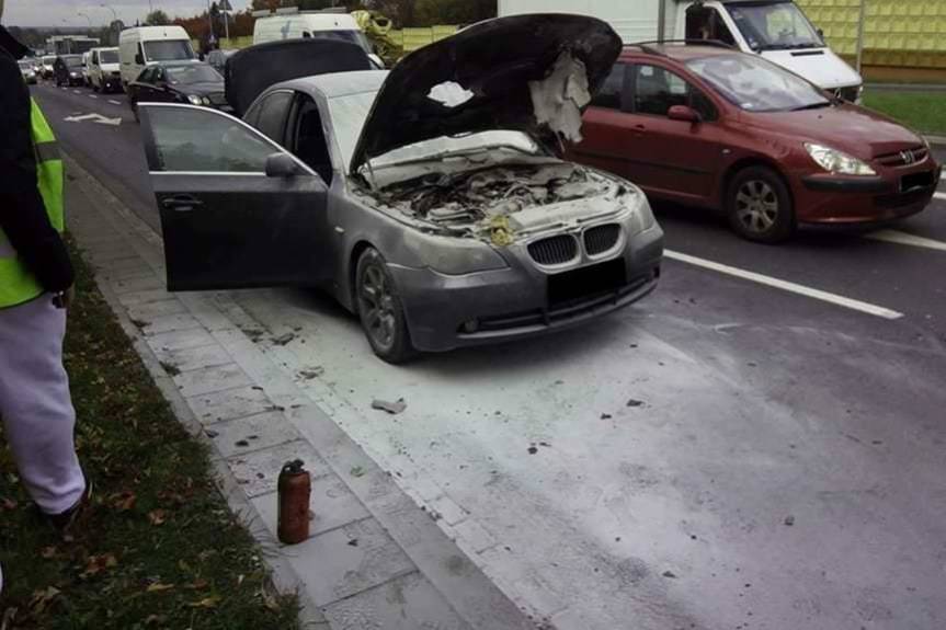 Strażacy poza służbą ugasili samochód