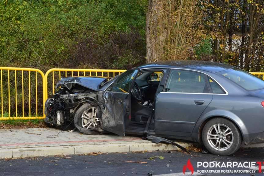 Audi uderzyło w tira. Chemicy w akcji