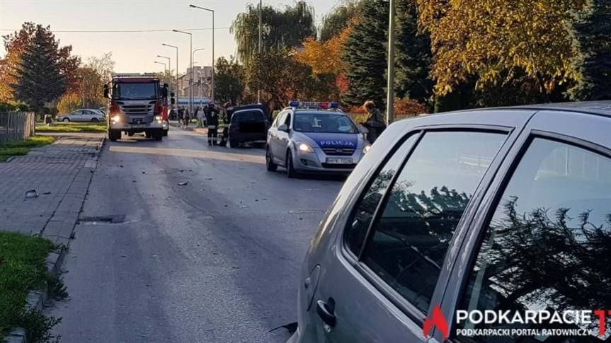 Zderzenie dwóch osobówek. Ranny pasażer