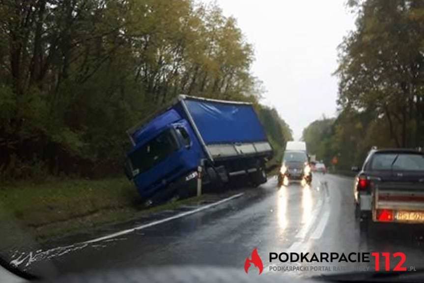 Ciężarówka w rowie. Utrudnienia na DK19.