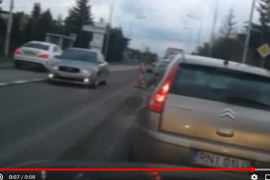 Mercedesem pod prąd w korku