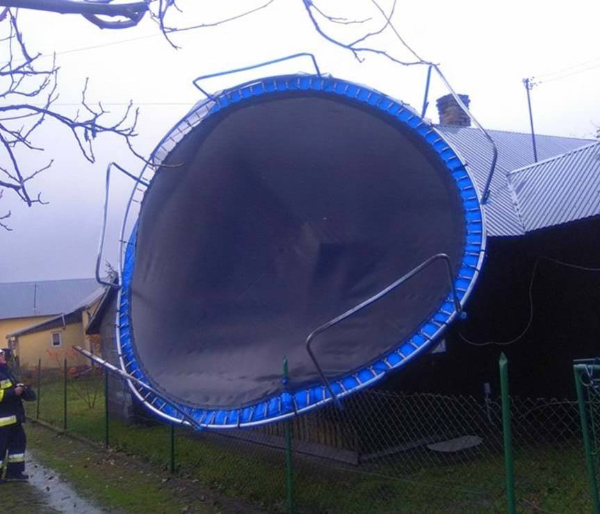 Silny wiatr porwał trampolinę