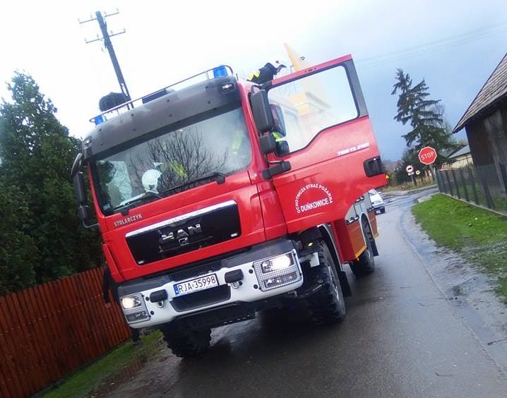 Silny wiatr porwał trampolinę