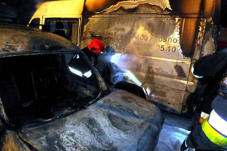 Nocny pożar samochodów