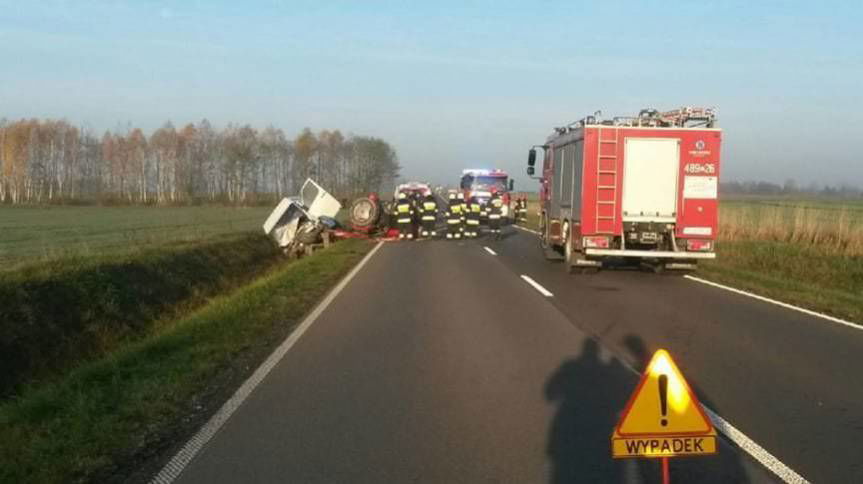 Bus najechał na ciągnik rolniczy, trzy osoby ranne