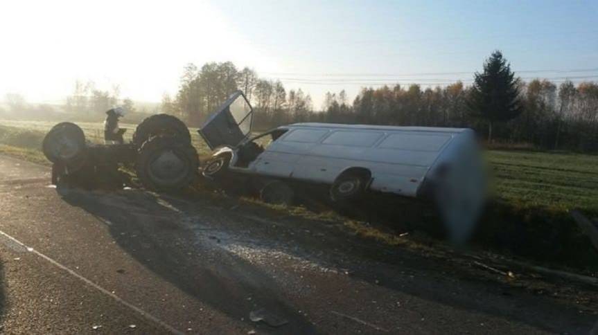 Bus najechał na ciągnik rolniczy, trzy osoby ranne