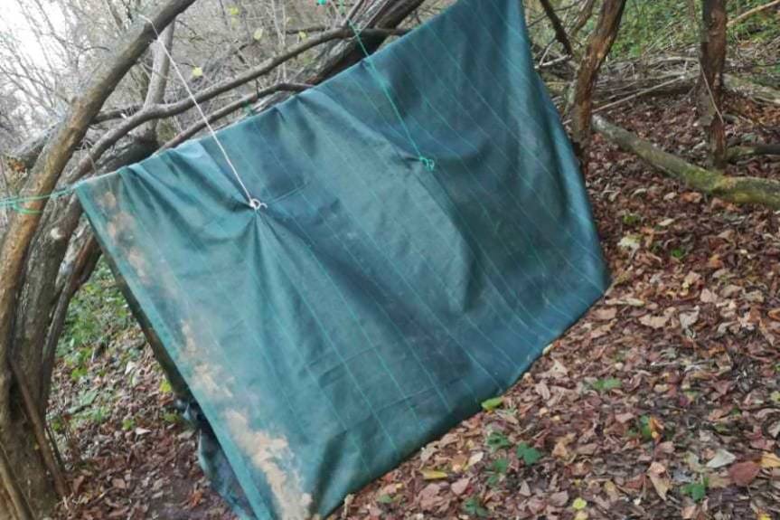 Uciekli z domu i mieszkali w lesie