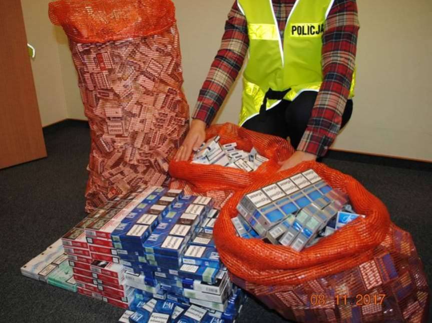 Policjanci ujawnili ponad 1200 paczek papierosów