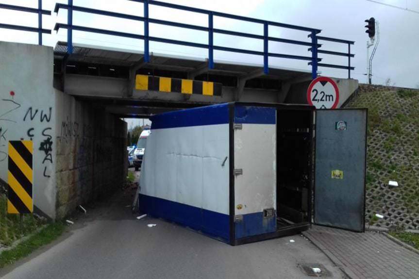 Nie zastosował się do znaków, zablokował drogę