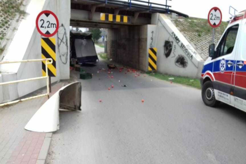 Nie zastosował się do znaków, zablokował drogę