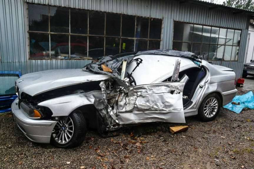 Uderzył prosto w drzewo swoim BMW