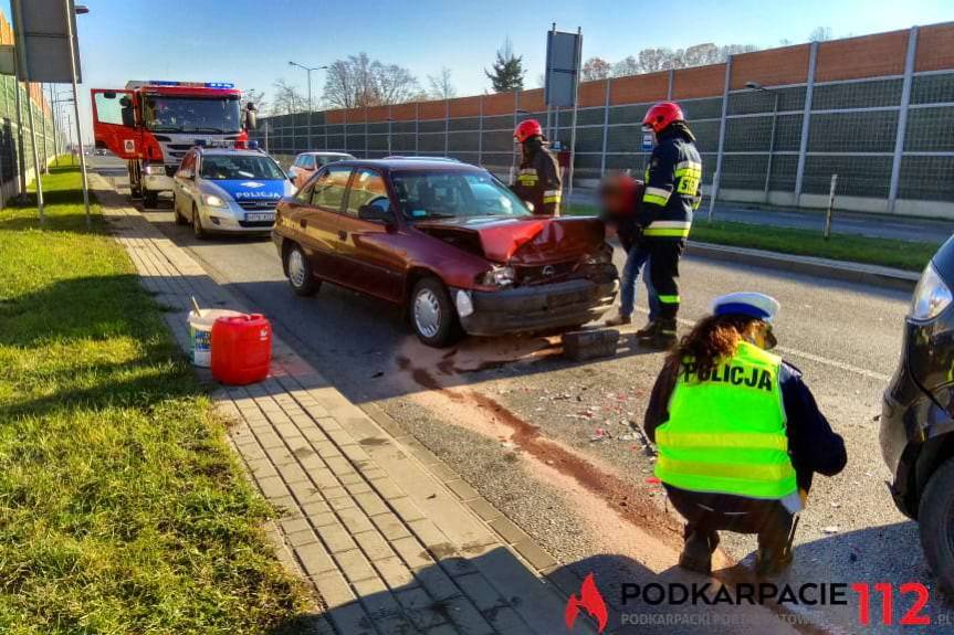Zderzenie trzech samochodów na przed przejściem dla pieszych