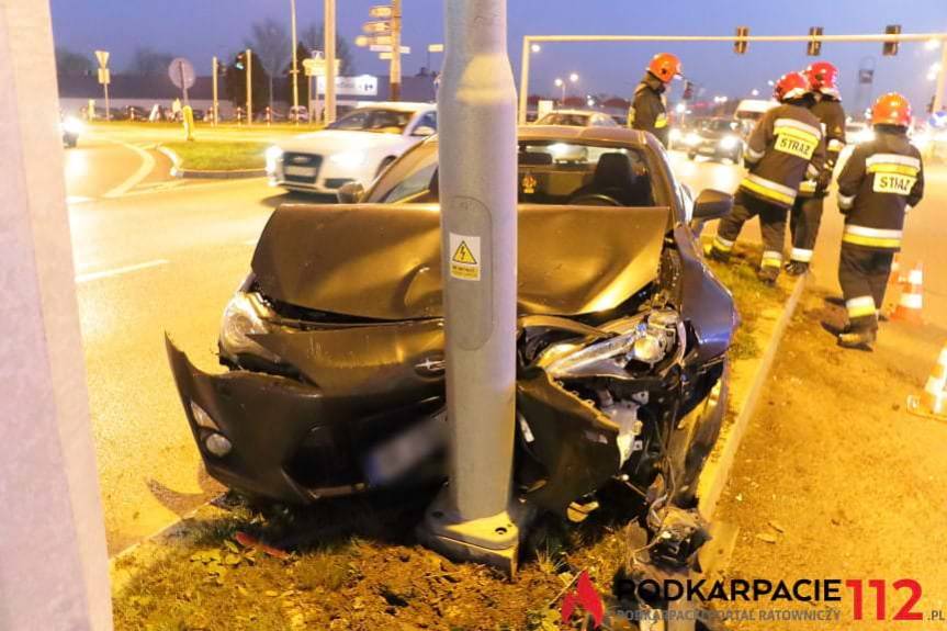 Subaru wbiło się w latarnię