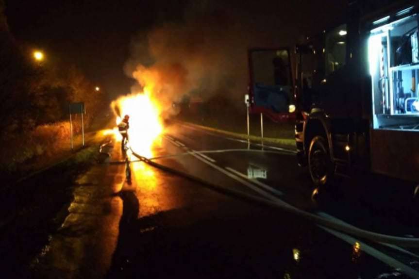 Samochód podczas jazdy stanął w płomieniach