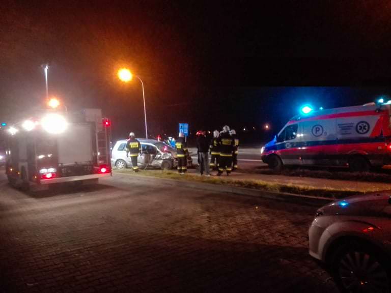 Zderzenie 2 pojazdów, 3 osoby w szpitalu