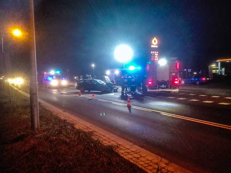 Zderzenie 2 pojazdów, 3 osoby w szpitalu