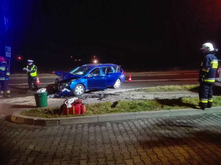 Zderzenie 2 pojazdów, 3 osoby w szpitalu