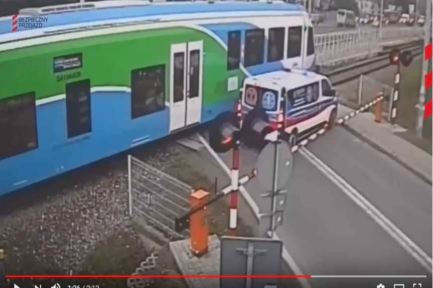 Karetka utknęła na przejeździe kolejowym