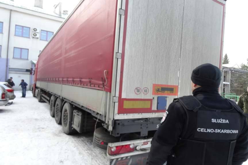 Uchodźcy z Syrii ukryli się w tureckiej ciężarówce. 