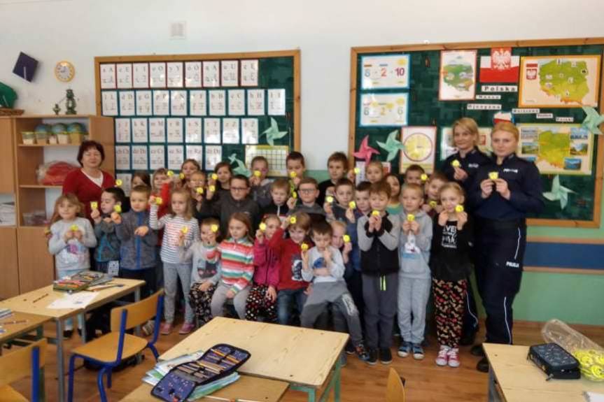 W Czarnej policjantki wręczały dzieciom odblaski