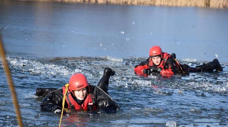 Strażacy ćwiczyli na lodzie