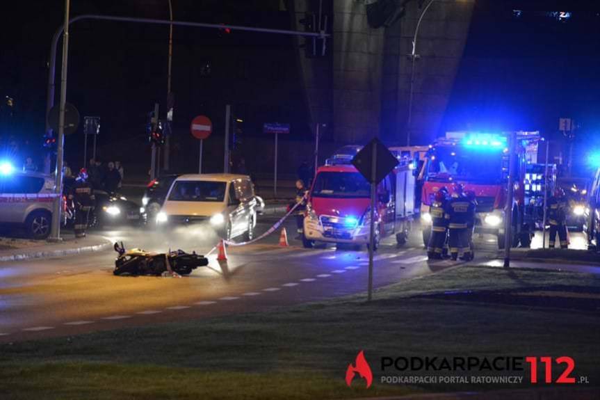 Zderzenie wozu strażackiego z motocyklistą. Jedna osoba ranna.