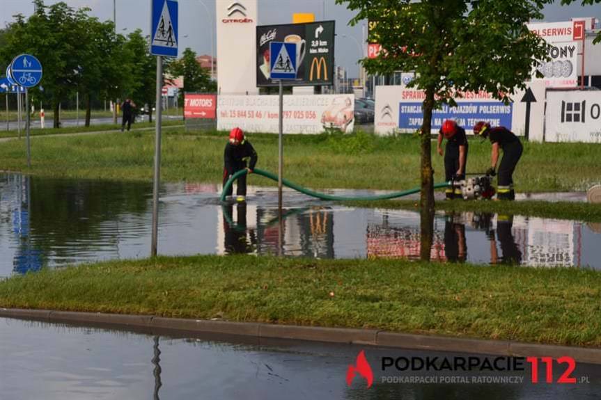 Zalane skrzyżowanie na drodze wojewódzkiej.